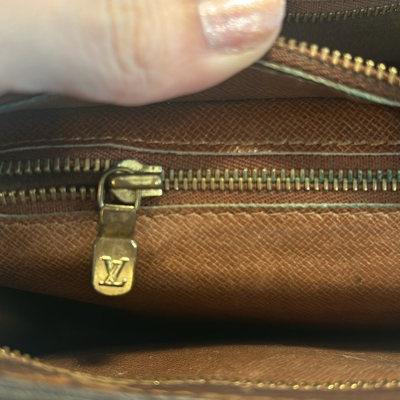 Louis Vuitton - Picture 9 of 16